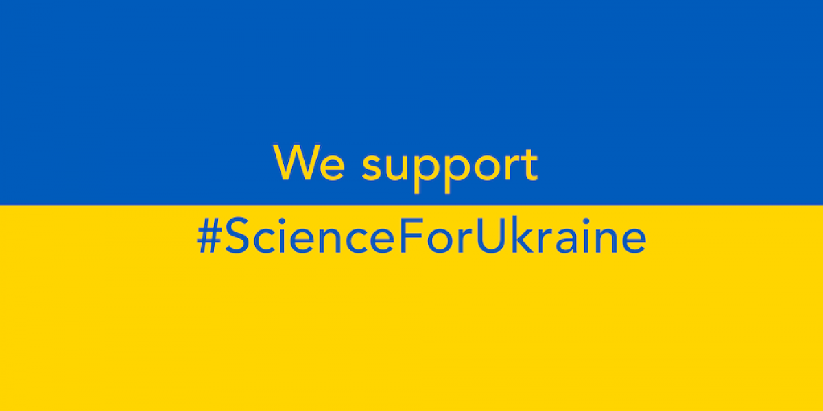 Ukrainan lippu, jossa teksti We support #ScienceForUkraine