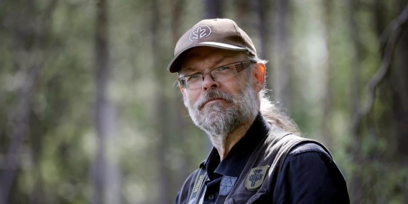 Haastateltava Markus Hotakainen kuvattuna metsässä.