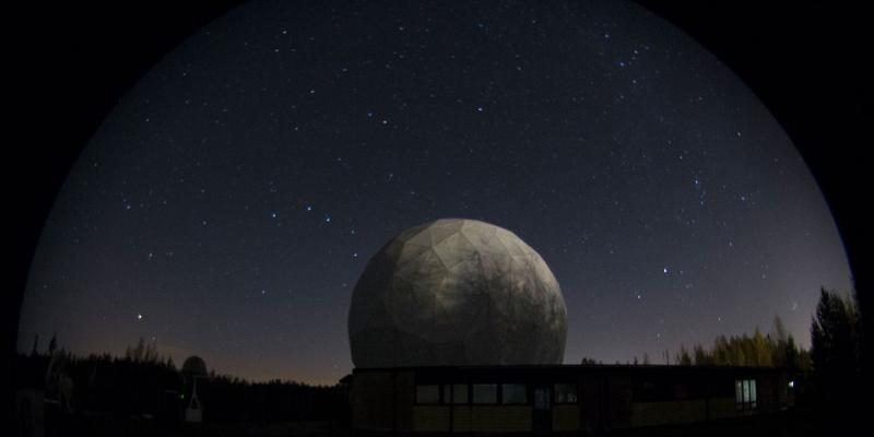 Yöllä otettu kuva kuvusta tähtitaivasta vasten. Kuvun sisällä on 14-metrinen iso radioteleskooppi, jolla saadaan tehtyä ”karttoja” Auringon pinnan kirkkaudenvaihteluista ja aktiivisuudesta.