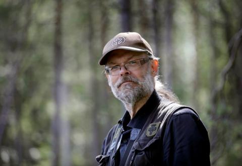 Haastateltava Markus Hotakainen kuvattuna metsässä.