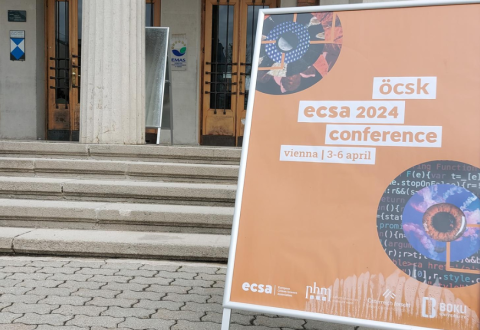 Kuva BOKU-yliopiston kampuksen ovelta Wienistä. Etualalla ECSA2024 -konferenssin kyltti.