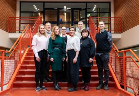 Professori Marjukka Kolehmainen ja ravitsemusterapeutti Kirsikka Aittola (ryhmäkuvassa eturivin keskellä) avaavat tutkimukseen perustuvaa ravitsemustietoa FOODNUTRI-hankkeessa. 